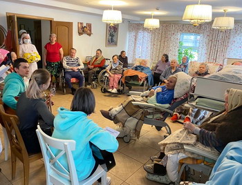 Подростковый клуб «Пилигримия»: посещение одиноких пожилых людей в Свято-Спиридоньевской богадельне
