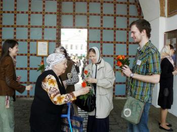 «Даниловцы»: Волонтеры дарили цветы женщинам, выходящим после службы из храма