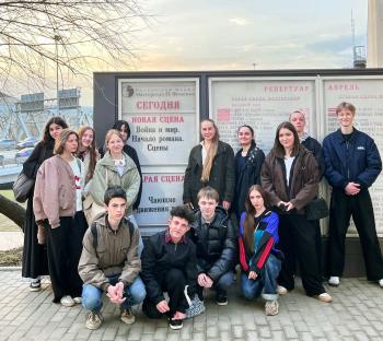 Подростковый клуб «99 овец»: совместный поход в театр на спектакль «Война и мир. Начало романа»